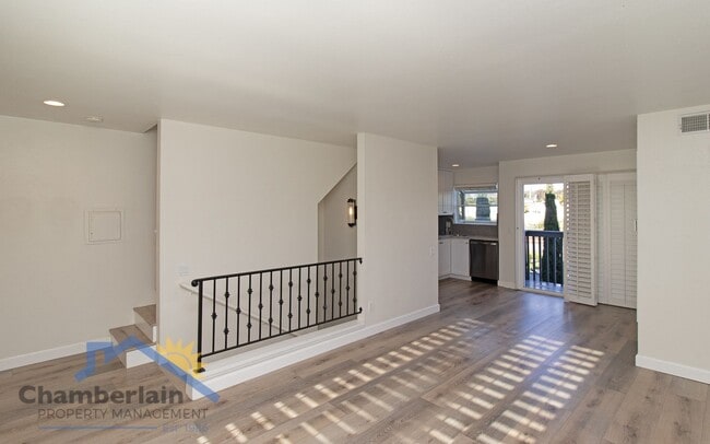 Building Photo - 2 bedroom 1/5 bath in the Village and walk...