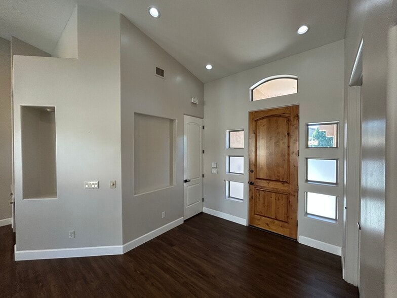 Building Photo - 14037 N 10th Pl