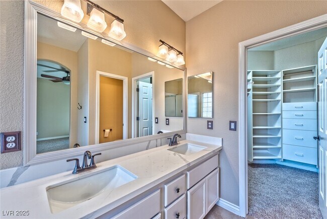 Building Photo - 10600 Royal Willow Pl