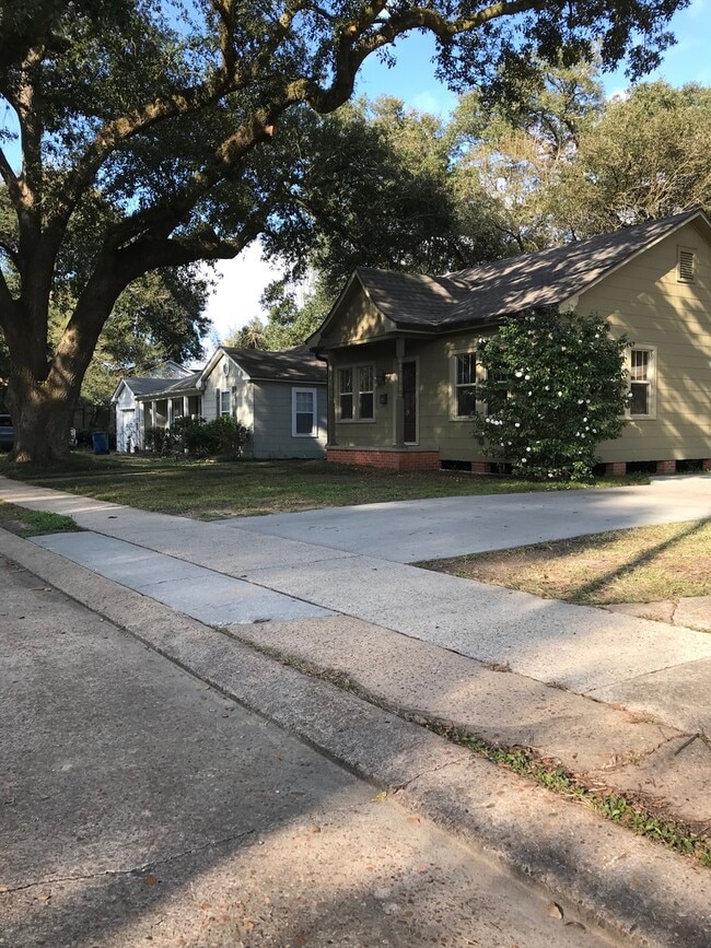 Building Photo - 3 Bedroom 2 bath home