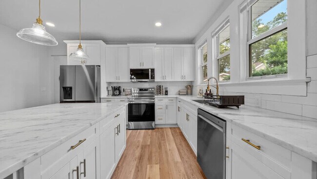 Building Photo - 1007 E Comanche Ave