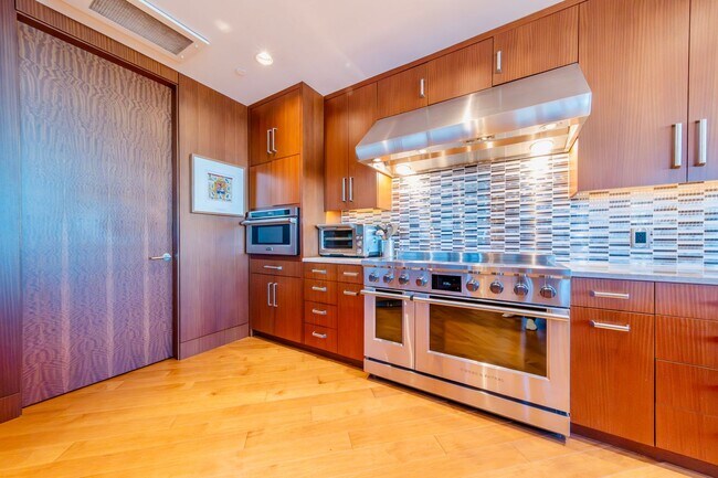 Building Photo - 2Bd/2.5Ba Seattle  Penthouse
