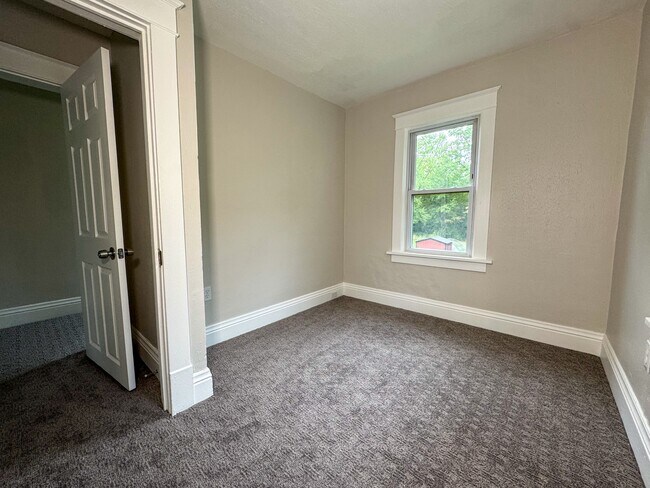 Building Photo - 2957 Greenfield Ave