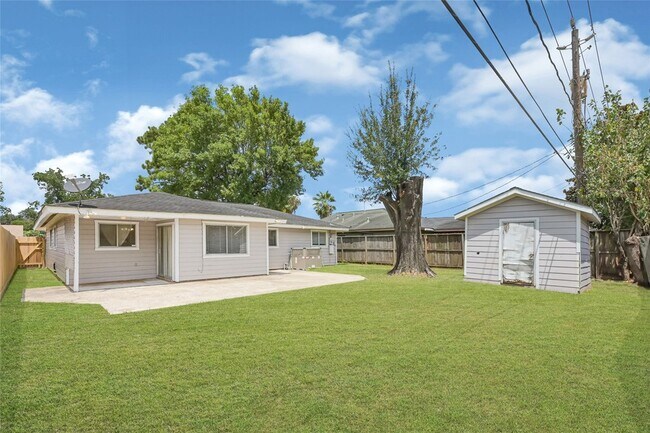Building Photo - 3816 Newton Dr