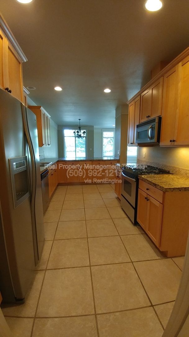 Building Photo - 459 Columbia Point Dr