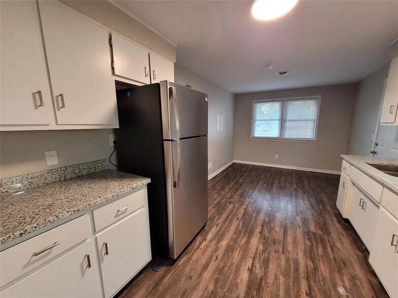 Building Photo - 2518 E 5th St