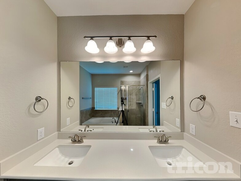 Building Photo - 209 Buckskin Dr