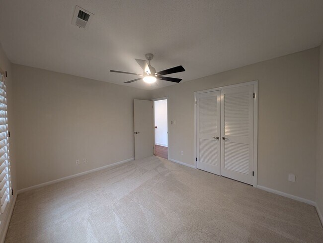 Building Photo - Charming 4 bedroom, 2.5 bath home located in the Raintree Community!