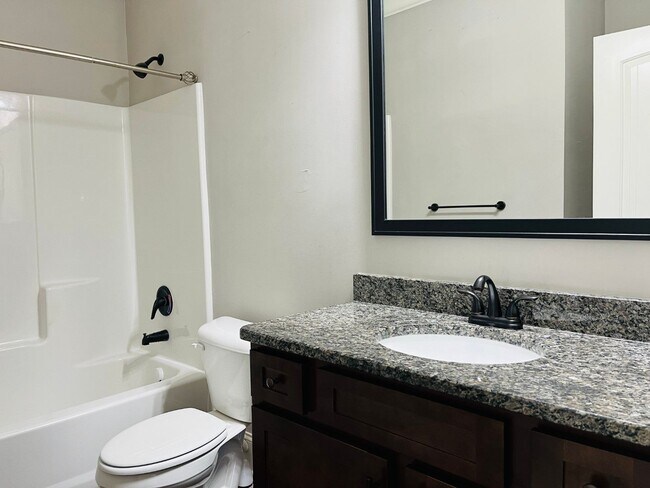 Building Photo - WOW! 5 bed, 4 full baths, brick exterior, ...