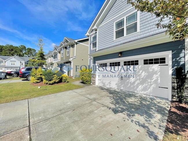 Building Photo - Spacious End-Unit Townhome with 2-Car Garage & Private Patio – Near Beaver Creek & Downtown Apex