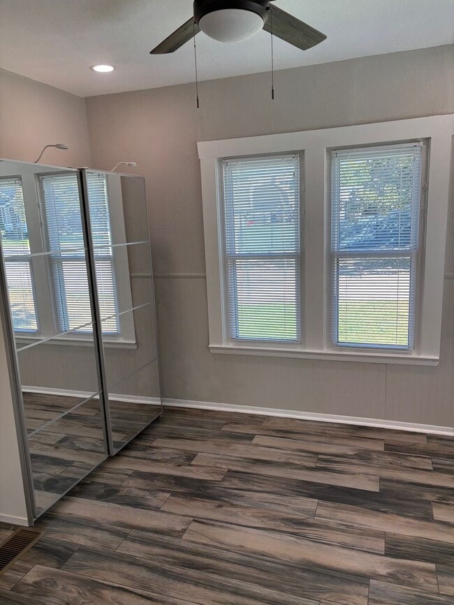 Building Photo - 3 Bedroom 1 Bathroom Downtown Georgetown Home