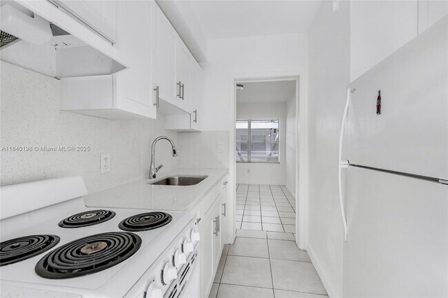 Building Photo - 966 Biarritz Dr