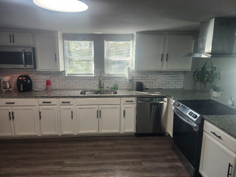 Building Photo - 714 E Lamar St