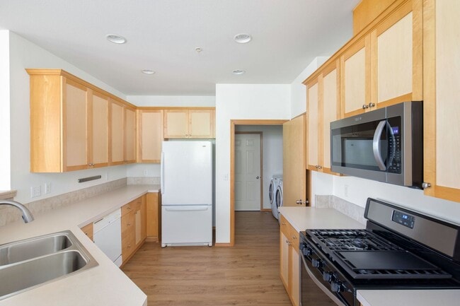 Building Photo - Ground Level Upgraded 2 Bedroom in Sterling Square!