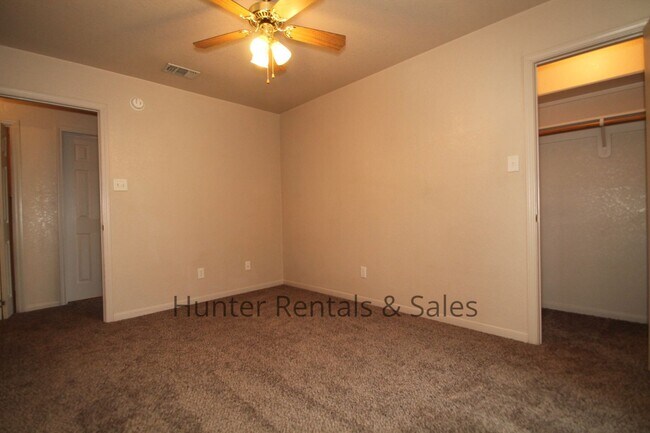 Building Photo - Live in Style!