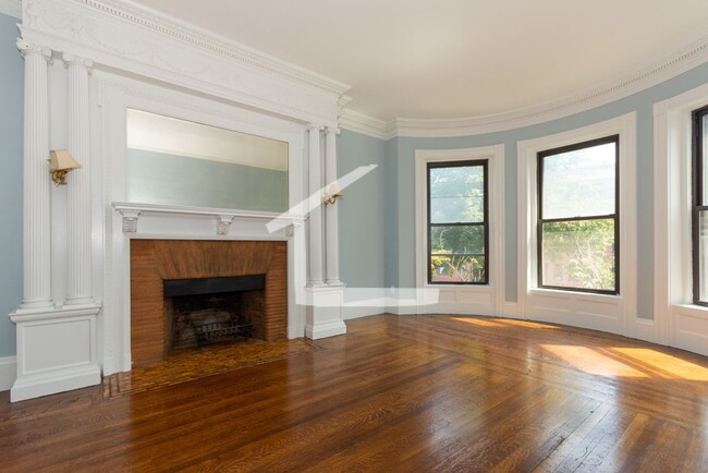 Building Photo - Beautiful, Fully Renovated Kenmore Square ...