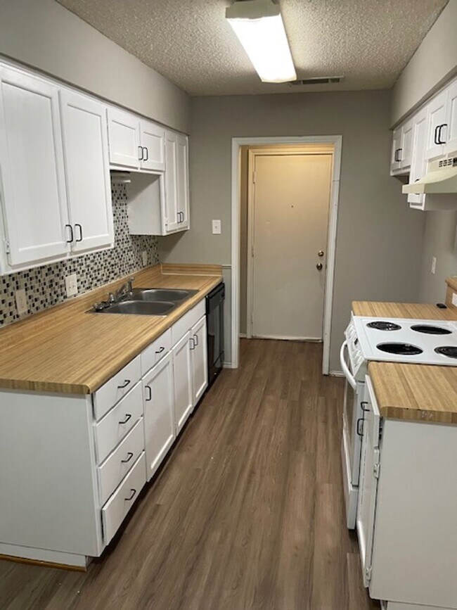 Building Photo - 322 Spring Branch Ln