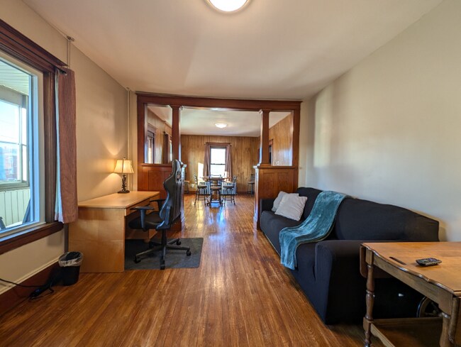 Building Photo - 492 Burgess St