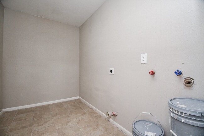 Building Photo - 14902 Gloster St