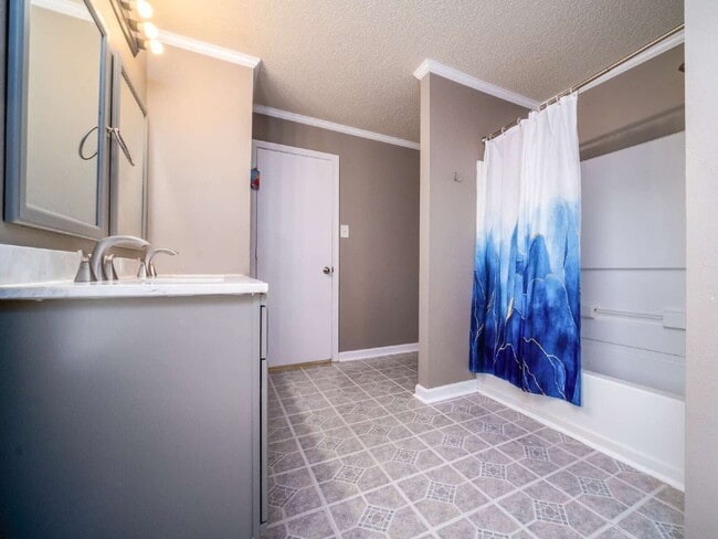 Building Photo - 910 Torsion Lane