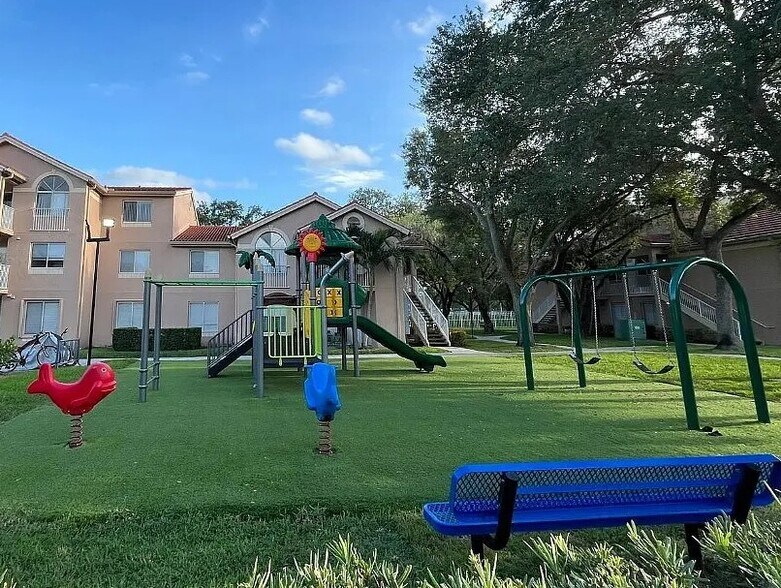 Building Photo - 10420 SW 158th Ct