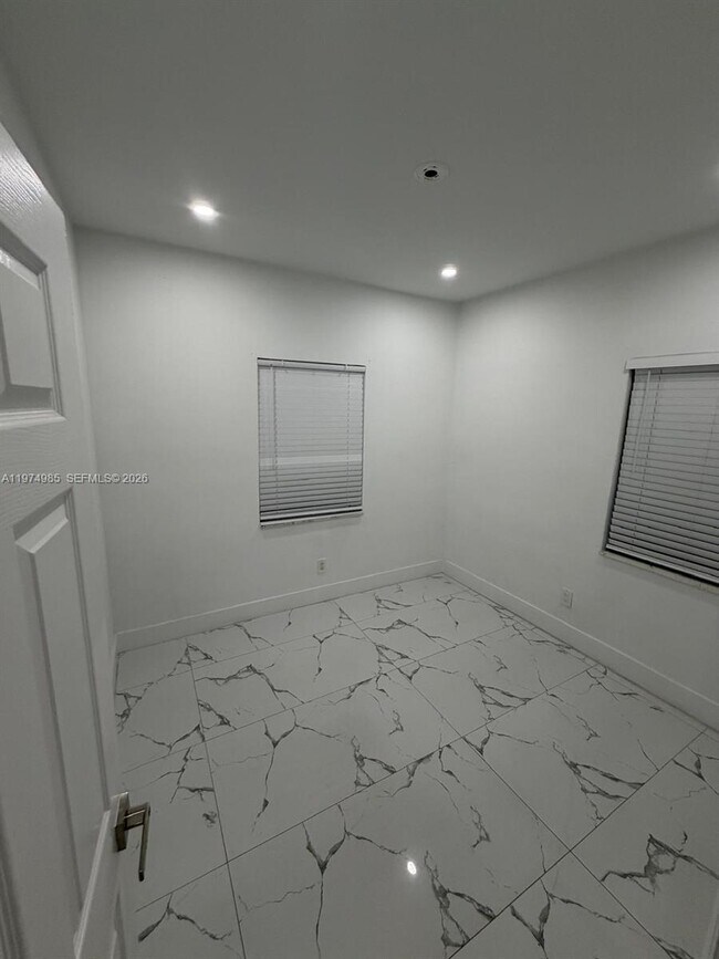 Building Photo - 345 SW 49th Ave