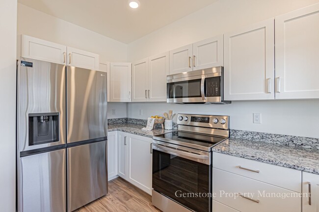Building Photo - END UNIT - Darling 3 Bed 2.5 bath townhome...