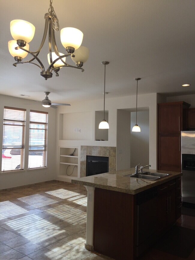 Building Photo - "Spacious 3-Bed, 3-Bath Townhouse with Gra...
