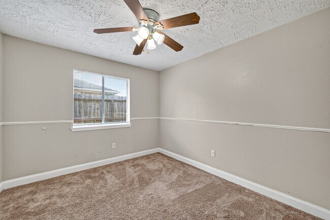 Building Photo - 15815 Thistledew Dr