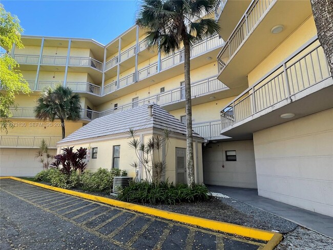 Building Photo - 8290 Lake Dr