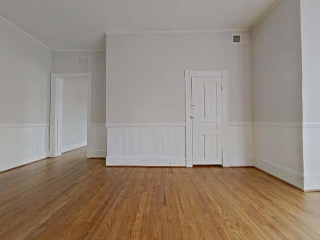 Building Photo - 304 Oakwood St