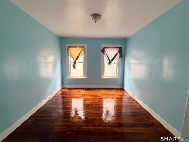 Building Photo - 1553 E Main St