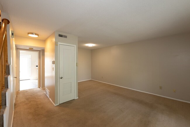 Building Photo - 2 bed 1.5 bath townhome located in the Mil...