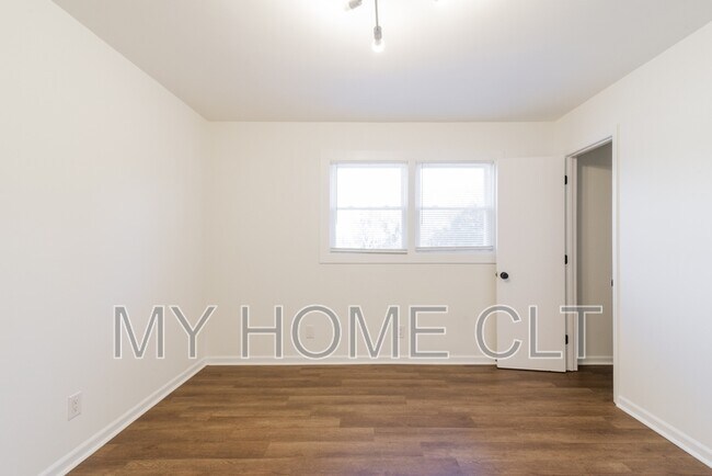 Building Photo - 929 Cantwell St