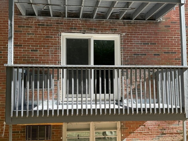 Building Photo - 302 Boston Post Rd E