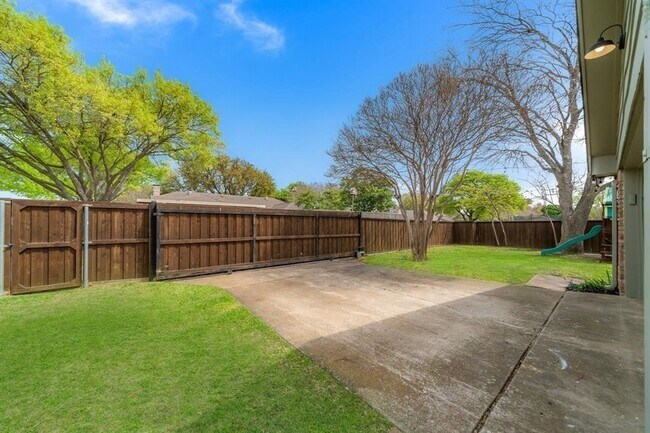 Building Photo - 1601 Windsong Trail