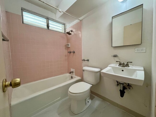Building Photo - Punchbowl: Renovated 2 Bed, 1 Bath Apartme...