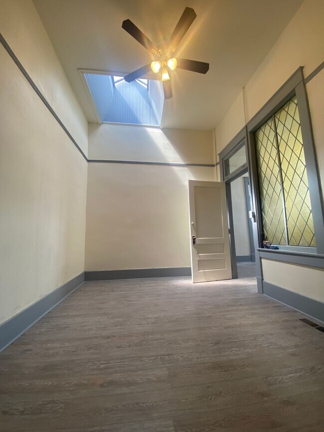 Building Photo - Main Street Upstairs Apartment in Aztec