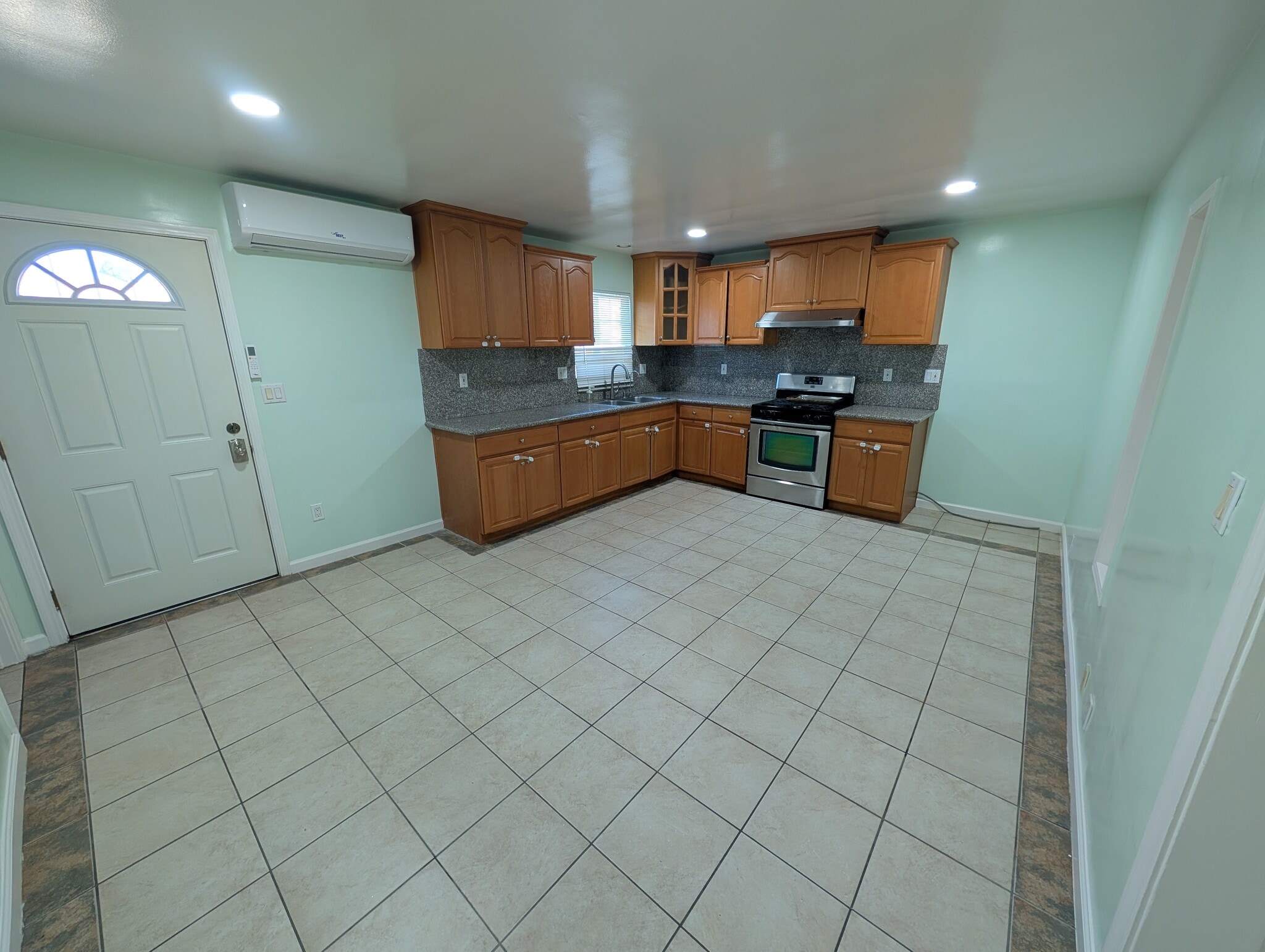 Building Photo - 2214 Eckhart Ave