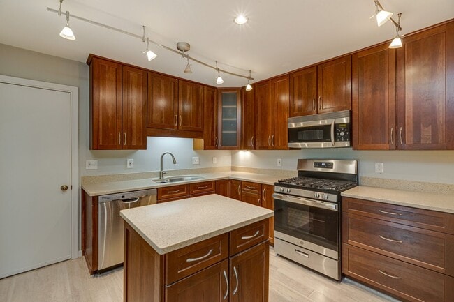 Building Photo - 3303 Spring Lake Ct