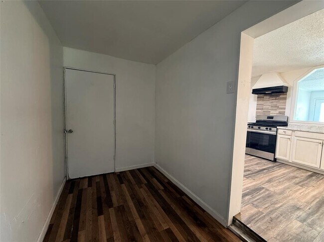 Building Photo - 6204 Dove Springs Cir