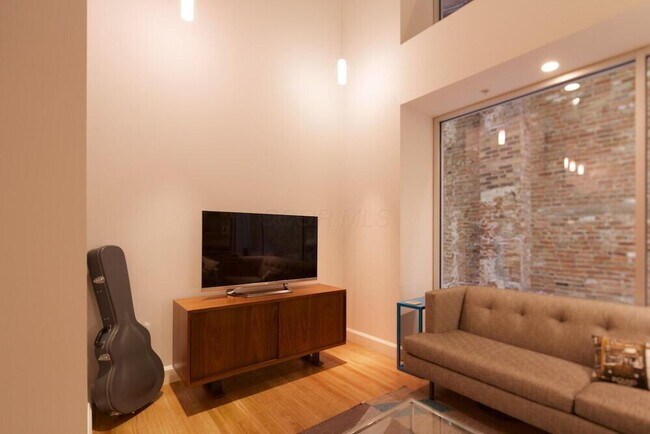 Building Photo - 106 N High St