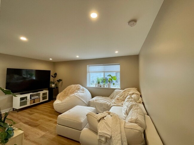 Building Photo - Charming 3Bed 2Bth Montavilla Neighborhood with Detached Additional Living Area and Backyard Grea...