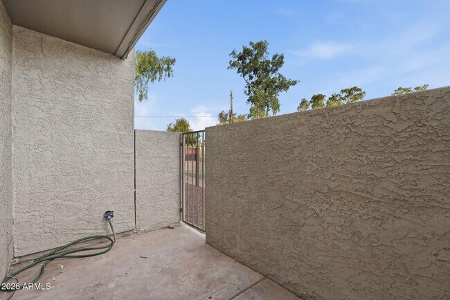 Building Photo - 2844 E Marconi Ave