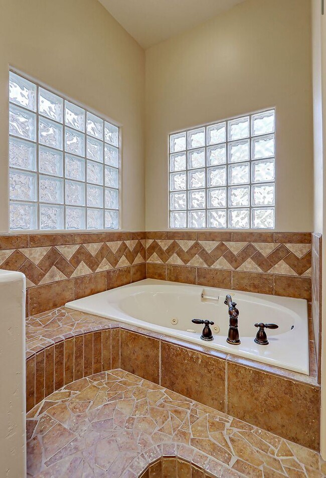 Building Photo - Beautiful Home in Sonoma Ranch with Amazin...