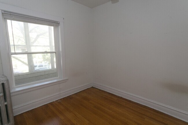Building Photo - Lincoln Square / Ravenswood - 2 Bedroom / 1 Bath - Heat Included