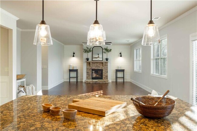 Building Photo - 5875 Chestnut Dr