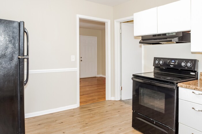 Building Photo - 3704 Lakewood Dr NW