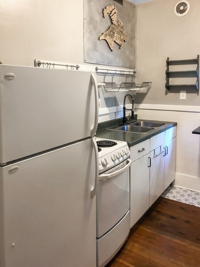 Building Photo - Charming 1 Bedroom  Downstairs Unit****COMING SOON***