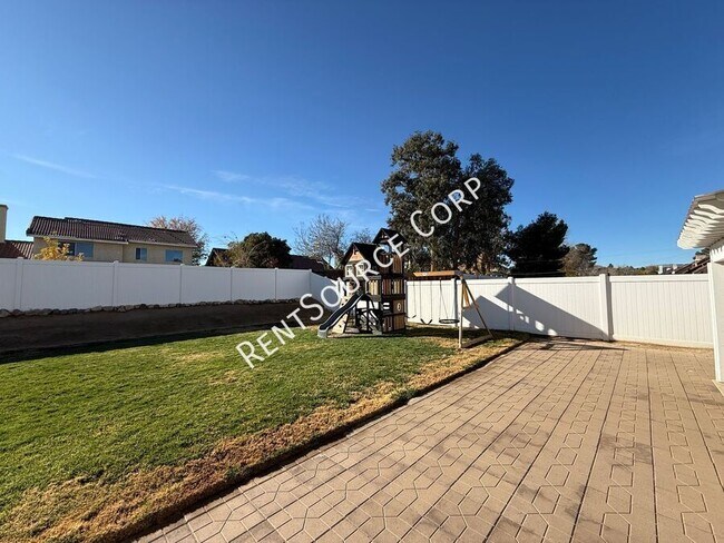 Building Photo - 1940 Simsburry St